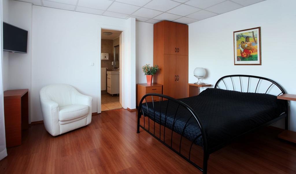 Sos Motel Hatvan Bilik gambar